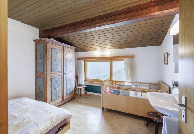 Ferienwohnung in Vnà - Chasa Moffa: Grosszügige 5.5-Zimmer Wohnung in Vnà mit Panoramaaussicht und eigener Sauna Ferienwohnung in Vnà - Chasa Moffa: Grosszügige 5.5-Zimmer Wohnung in Vnà mit Panoramaaussicht und eigener Sauna