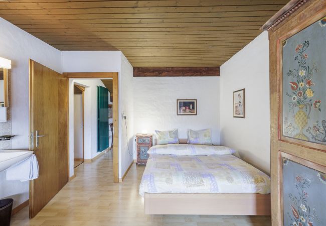 Ferienwohnung in Vnà - Chasa Moffa: Grosszügige 5.5-Zimmer Wohnung in Vnà mit Panoramaaussicht und eigener Sauna Ferienwohnung in Vnà - Chasa Moffa: Grosszügige 5.5-Zimmer Wohnung in Vnà mit Panoramaaussicht und eigener Sauna