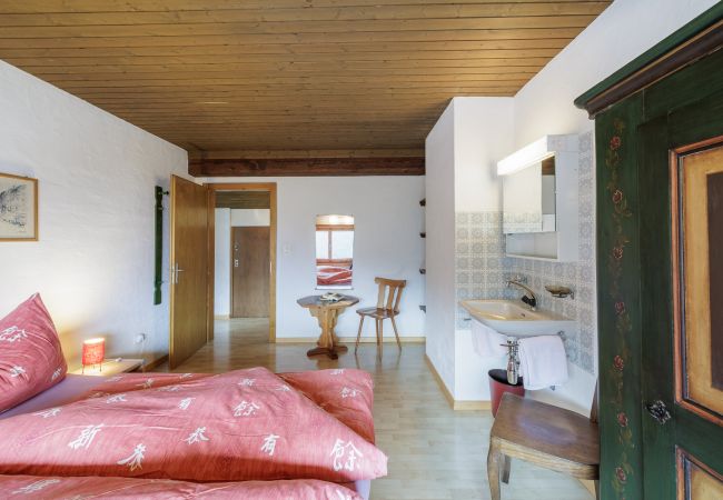 Ferienwohnung in Vnà - Chasa Moffa: Grosszügige 5.5-Zimmer Wohnung in Vnà mit Panoramaaussicht und eigener Sauna Ferienwohnung in Vnà - Chasa Moffa: Grosszügige 5.5-Zimmer Wohnung in Vnà mit Panoramaaussicht und eigener Sauna