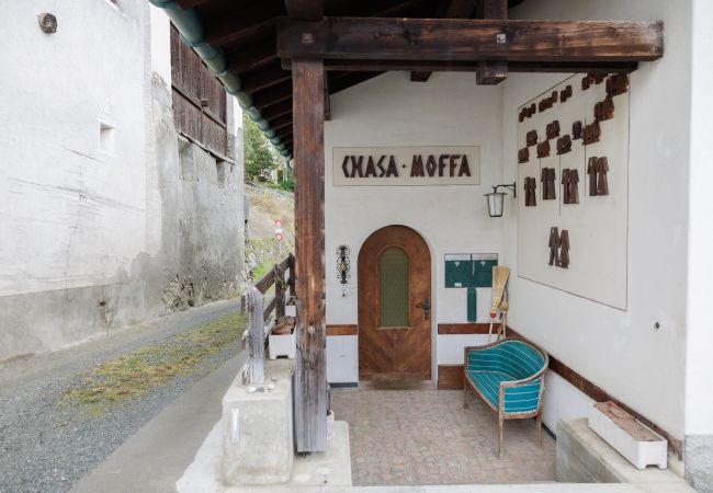 Ferienwohnung in Vnà - Chasa Moffa: Grosszügige 5.5-Zimmer Wohnung in Vnà mit Panoramaaussicht und eigener Sauna Ferienwohnung in Vnà - Chasa Moffa: Grosszügige 5.5-Zimmer Wohnung in Vnà mit Panoramaaussicht und eigener Sauna