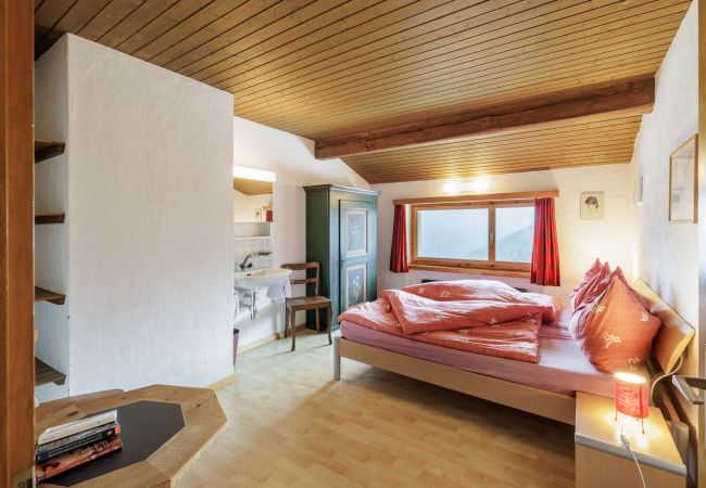 Ferienwohnung in Vnà - Chasa Moffa: Grosszügige 5.5-Zimmer Wohnung in Vnà mit Panoramaaussicht und eigener Sauna Ferienwohnung in Vnà - Chasa Moffa: Grosszügige 5.5-Zimmer Wohnung in Vnà mit Panoramaaussicht und eigener Sauna