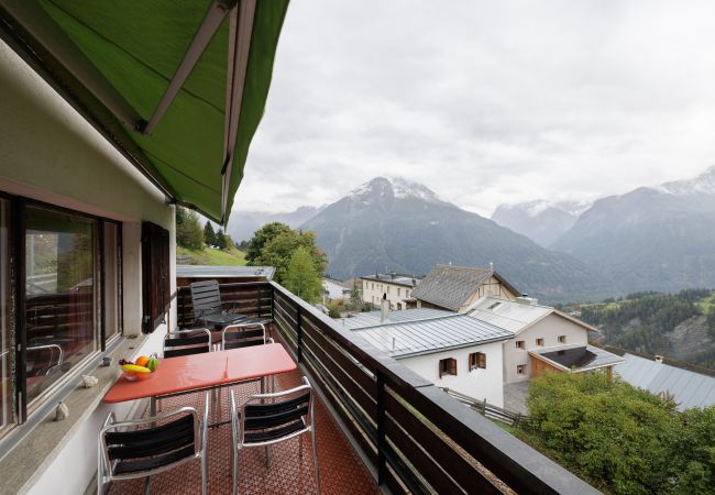 Ferienwohnung in Vnà - Chasa Moffa: Grosszügige 5.5-Zimmer Wohnung in Vnà mit Panoramaaussicht und eigener Sauna Ferienwohnung in Vnà - Chasa Moffa: Grosszügige 5.5-Zimmer Wohnung in Vnà mit Panoramaaussicht und eigener Sauna