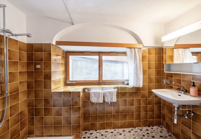 Ferienwohnung in Vnà - Chasa Moffa: Grosszügige 5.5-Zimmer Wohnung in Vnà mit Panoramaaussicht und eigener Sauna Ferienwohnung in Vnà - Chasa Moffa: Grosszügige 5.5-Zimmer Wohnung in Vnà mit Panoramaaussicht und eigener Sauna