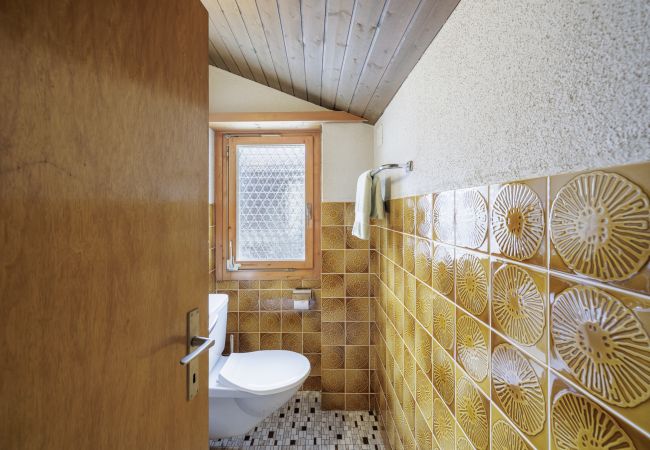 Ferienwohnung in Vnà - Chasa Moffa: Grosszügige 5.5-Zimmer Wohnung in Vnà mit Panoramaaussicht und eigener Sauna Ferienwohnung in Vnà - Chasa Moffa: Grosszügige 5.5-Zimmer Wohnung in Vnà mit Panoramaaussicht und eigener Sauna