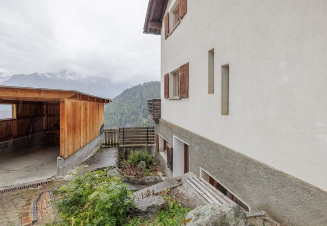 Ferienwohnung in Vnà - Chasa Moffa: Grosszügige 5.5-Zimmer Wohnung in Vnà mit Panoramaaussicht und eigener Sauna Ferienwohnung in Vnà - Chasa Moffa: Grosszügige 5.5-Zimmer Wohnung in Vnà mit Panoramaaussicht und eigener Sauna