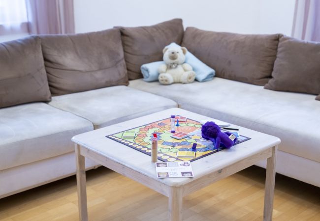 Ferienwohnung in Scuol - Chasa Serras Reitberger: 3.5-Zimmerwohnung bei Loipe & Skibushaltestelle Ferienwohnung in Scuol - Chasa Serras Reitberger: 3.5-Zimmerwohnung bei Loipe & Skibushaltestelle