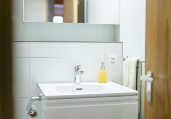 Ferienwohnung in Scuol - Chasa Serras Reitberger: 3.5-Zimmerwohnung bei Loipe & Skibushaltestelle Ferienwohnung in Scuol - Chasa Serras Reitberger: 3.5-Zimmerwohnung bei Loipe & Skibushaltestelle