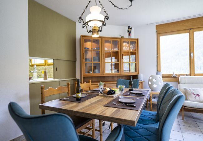 Ferienwohnung in Scuol - Chasa Serras - Adrian: Ideal gelegene, gemütliche 3.5 Zimmerwohnung Ferienwohnung in Scuol - Chasa Serras - Adrian: Ideal gelegene, gemütliche 3.5 Zimmerwohnung