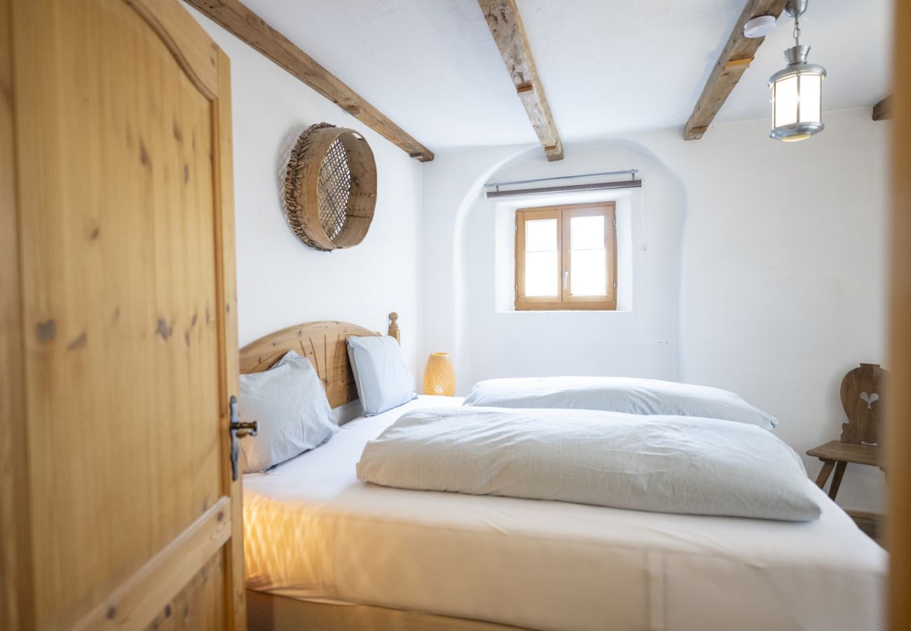 Ferienwohnung in Sent - Chasa Rustika: Moderne 3-Zimmerwohnung mit traditionellem Engadiner Flair in Sent