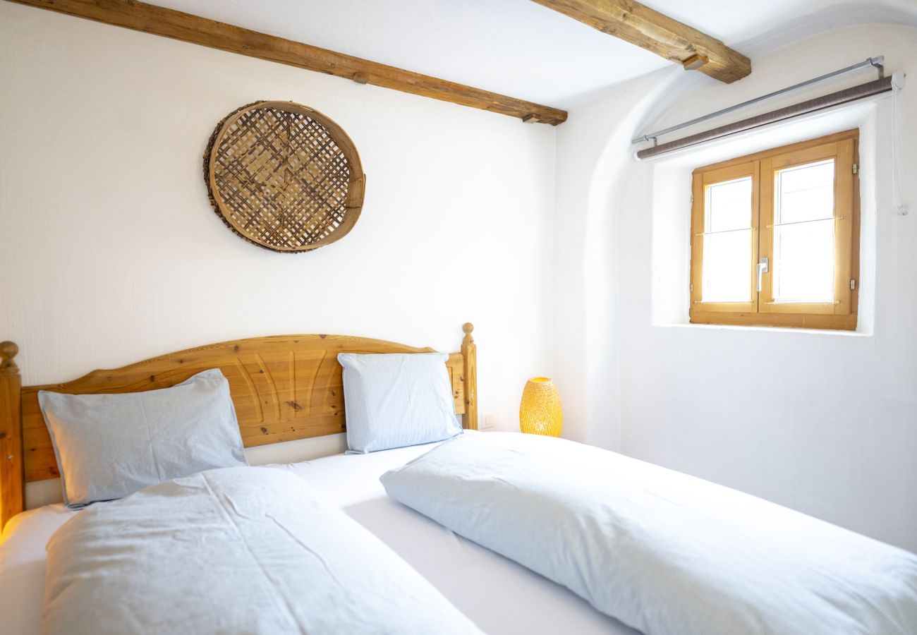 Ferienwohnung in Sent - Chasa Rustika: Moderne 3-Zimmerwohnung mit traditionellem Engadiner Flair in Sent