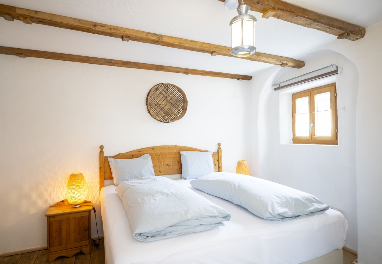 Ferienwohnung in Sent - Chasa Rustika: Moderne 3-Zimmerwohnung mit traditionellem Engadiner Flair in Sent