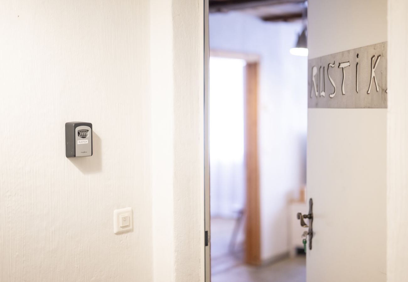 Ferienwohnung in Sent - Chasa Rustika: Moderne 3-Zimmerwohnung mit traditionellem Engadiner Flair in Sent