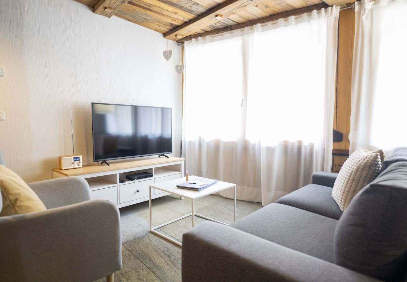 Ferienwohnung in Sent - Chasa Rustika: Moderne 3-Zimmerwohnung mit traditionellem Engadiner Flair in Sent