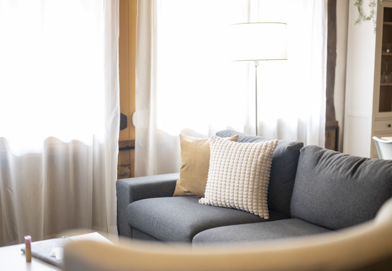 Ferienwohnung in Sent - Chasa Rustika: Moderne 3-Zimmerwohnung mit traditionellem Engadiner Flair in Sent