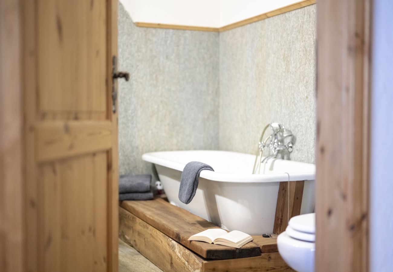Ferienwohnung in Sent - Chasa Rustika: Moderne 3-Zimmerwohnung mit traditionellem Engadiner Flair in Sent