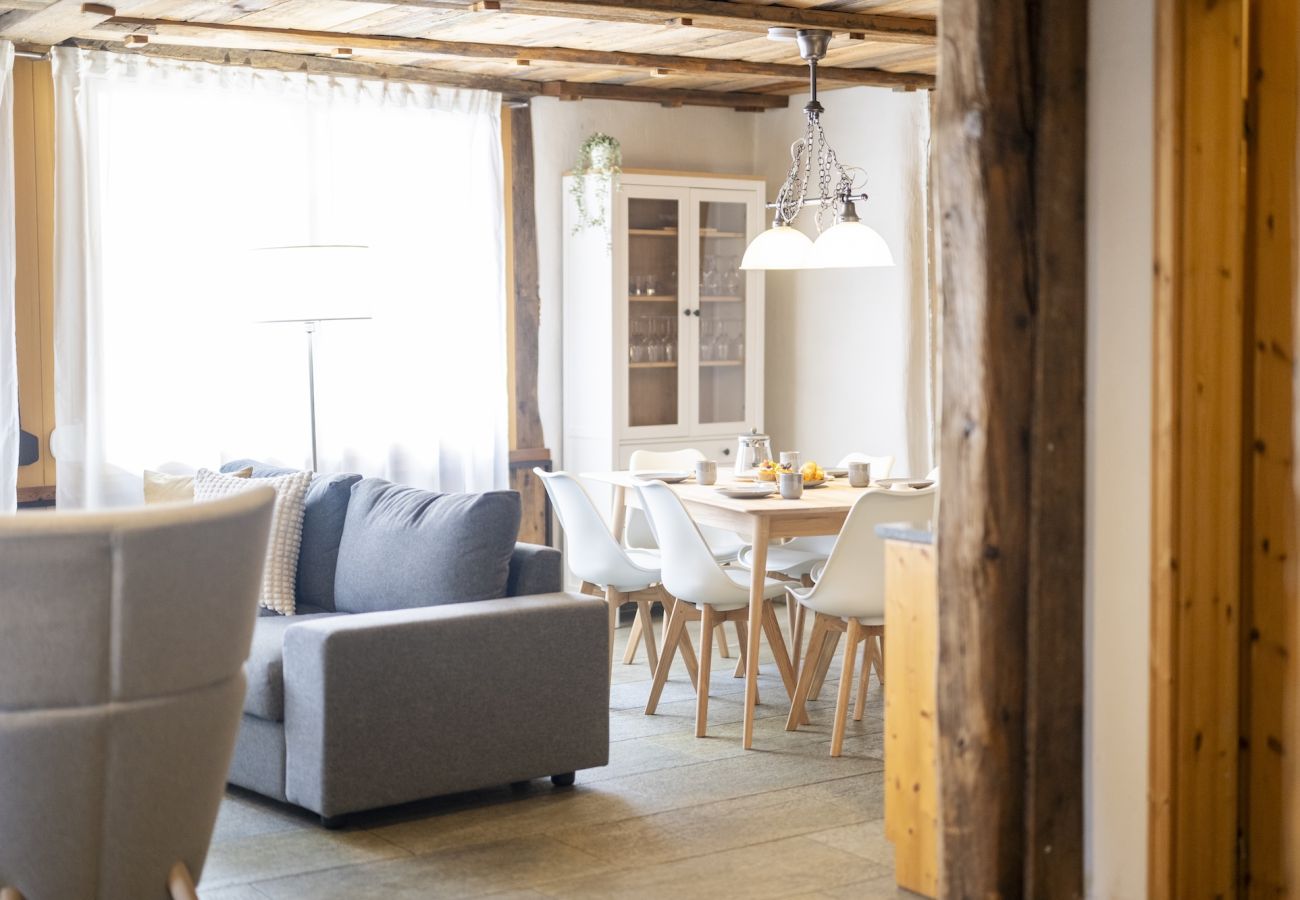 Ferienwohnung in Sent - Chasa Rustika: Moderne 3-Zimmerwohnung mit traditionellem Engadiner Flair in Sent