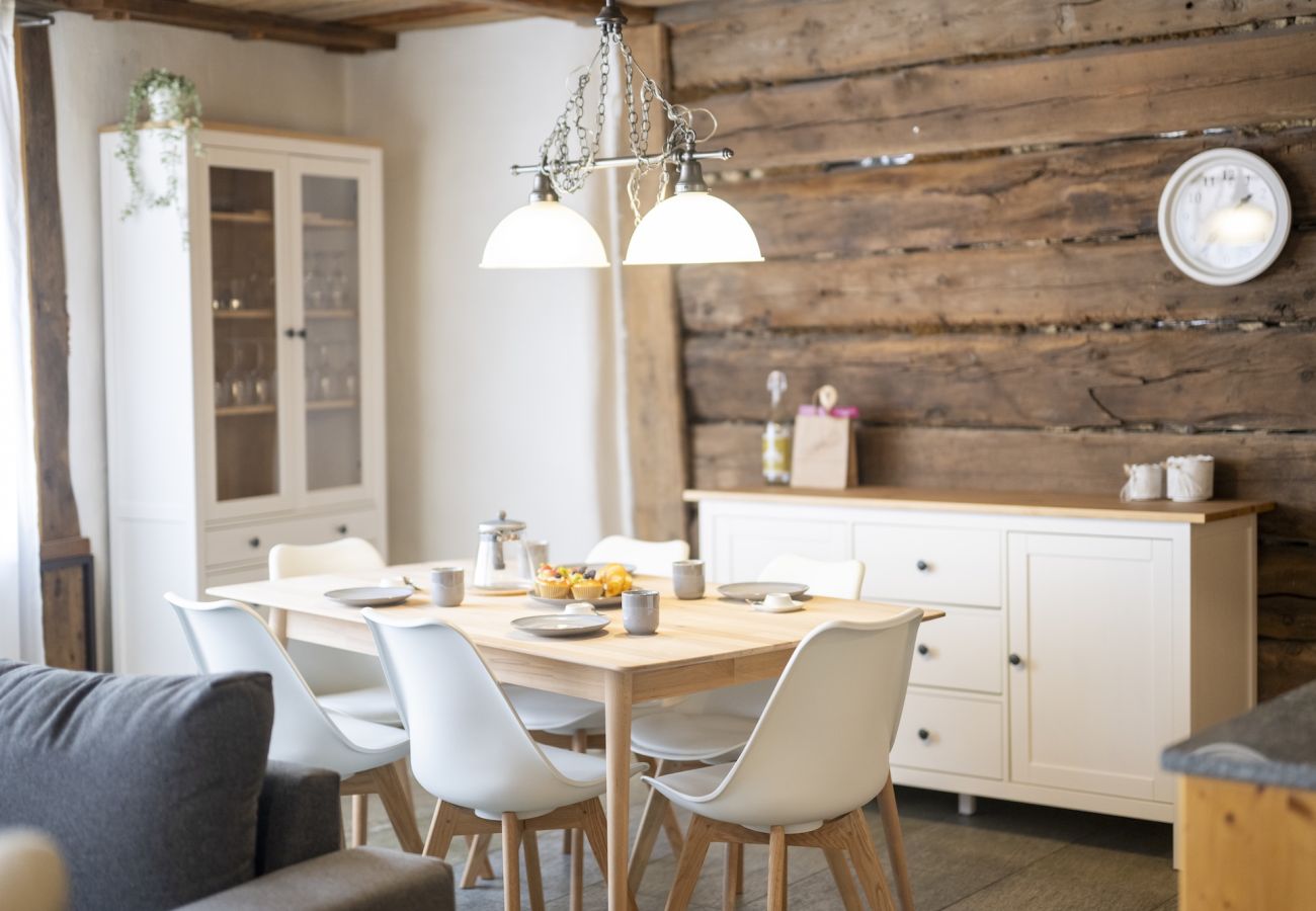 Ferienwohnung in Sent - Chasa Rustika: Moderne 3-Zimmerwohnung mit traditionellem Engadiner Flair in Sent
