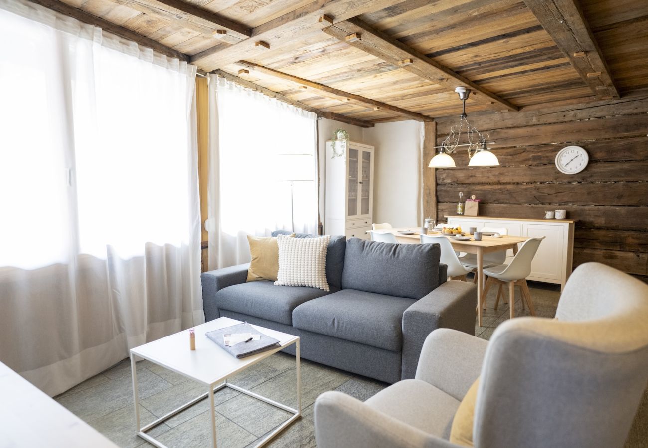 Ferienwohnung in Sent - Chasa Rustika: Moderne 3-Zimmerwohnung mit traditionellem Engadiner Flair in Sent