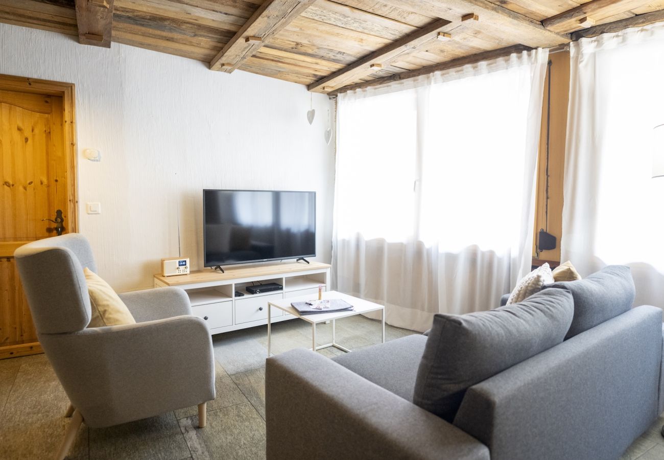 Ferienwohnung in Sent - Chasa Rustika: Moderne 3-Zimmerwohnung mit traditionellem Engadiner Flair in Sent
