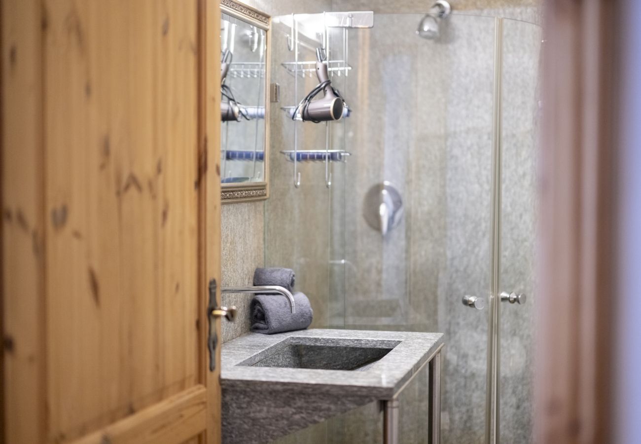 Ferienwohnung in Sent - Chasa Rustika: Moderne 3-Zimmerwohnung mit traditionellem Engadiner Flair in Sent