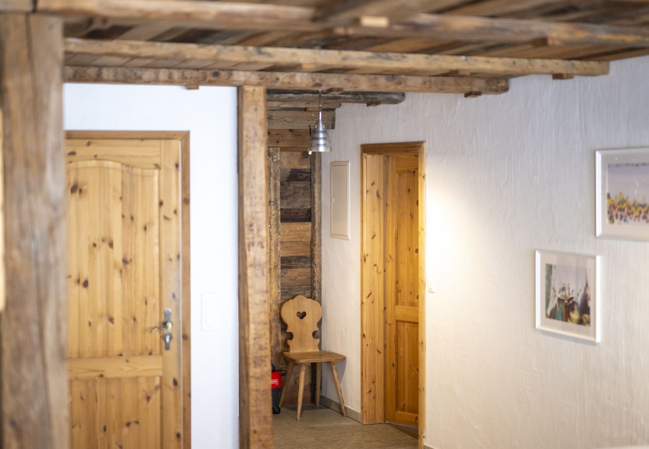 Ferienwohnung in Sent - Chasa Rustika: Moderne 3-Zimmerwohnung mit traditionellem Engadiner Flair in Sent