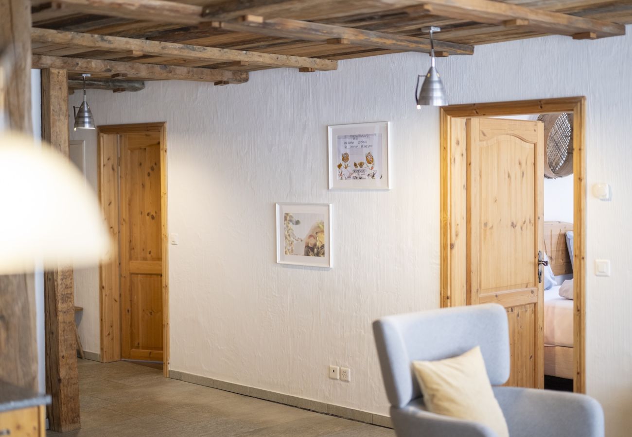 Ferienwohnung in Sent - Chasa Rustika: Moderne 3-Zimmerwohnung mit traditionellem Engadiner Flair in Sent