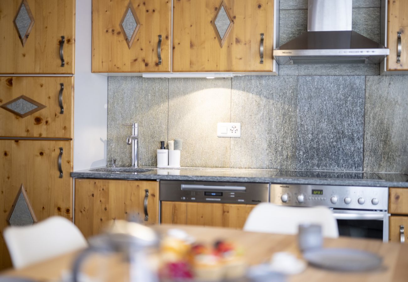 Ferienwohnung in Sent - Chasa Rustika: Moderne 3-Zimmerwohnung mit traditionellem Engadiner Flair in Sent