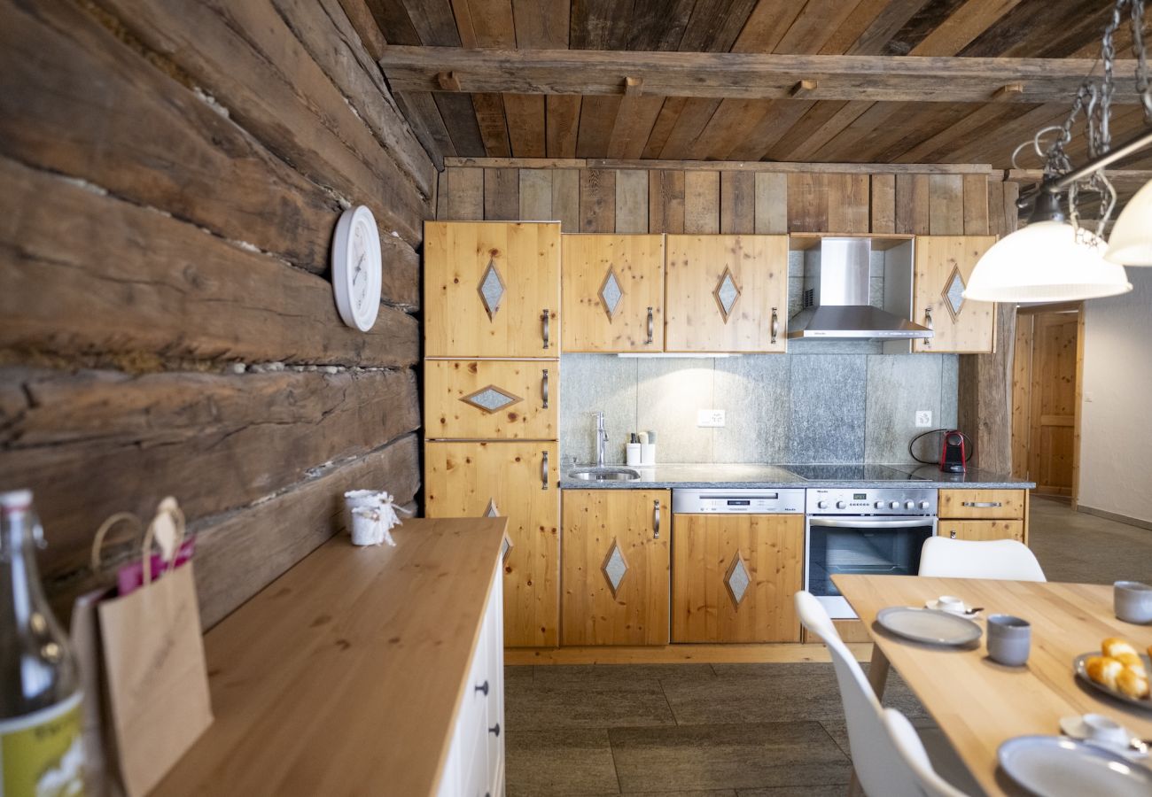 Ferienwohnung in Sent - Chasa Rustika: Moderne 3-Zimmerwohnung mit traditionellem Engadiner Flair in Sent