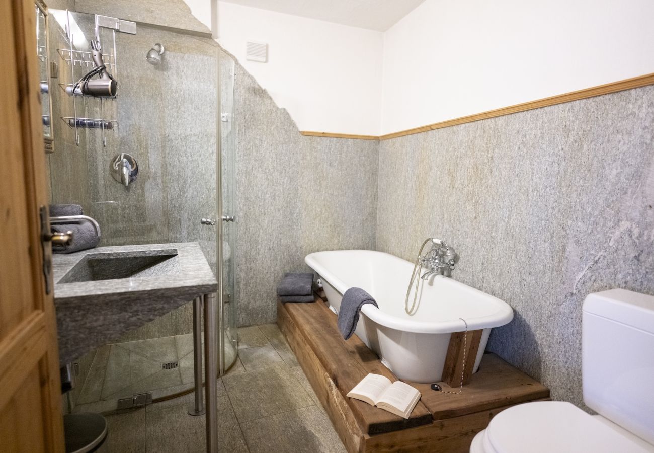 Ferienwohnung in Sent - Chasa Rustika: Moderne 3-Zimmerwohnung mit traditionellem Engadiner Flair in Sent