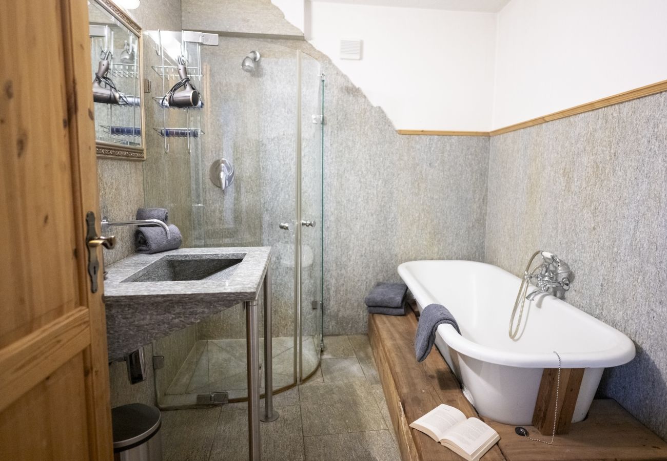 Ferienwohnung in Sent - Chasa Rustika: Moderne 3-Zimmerwohnung mit traditionellem Engadiner Flair in Sent