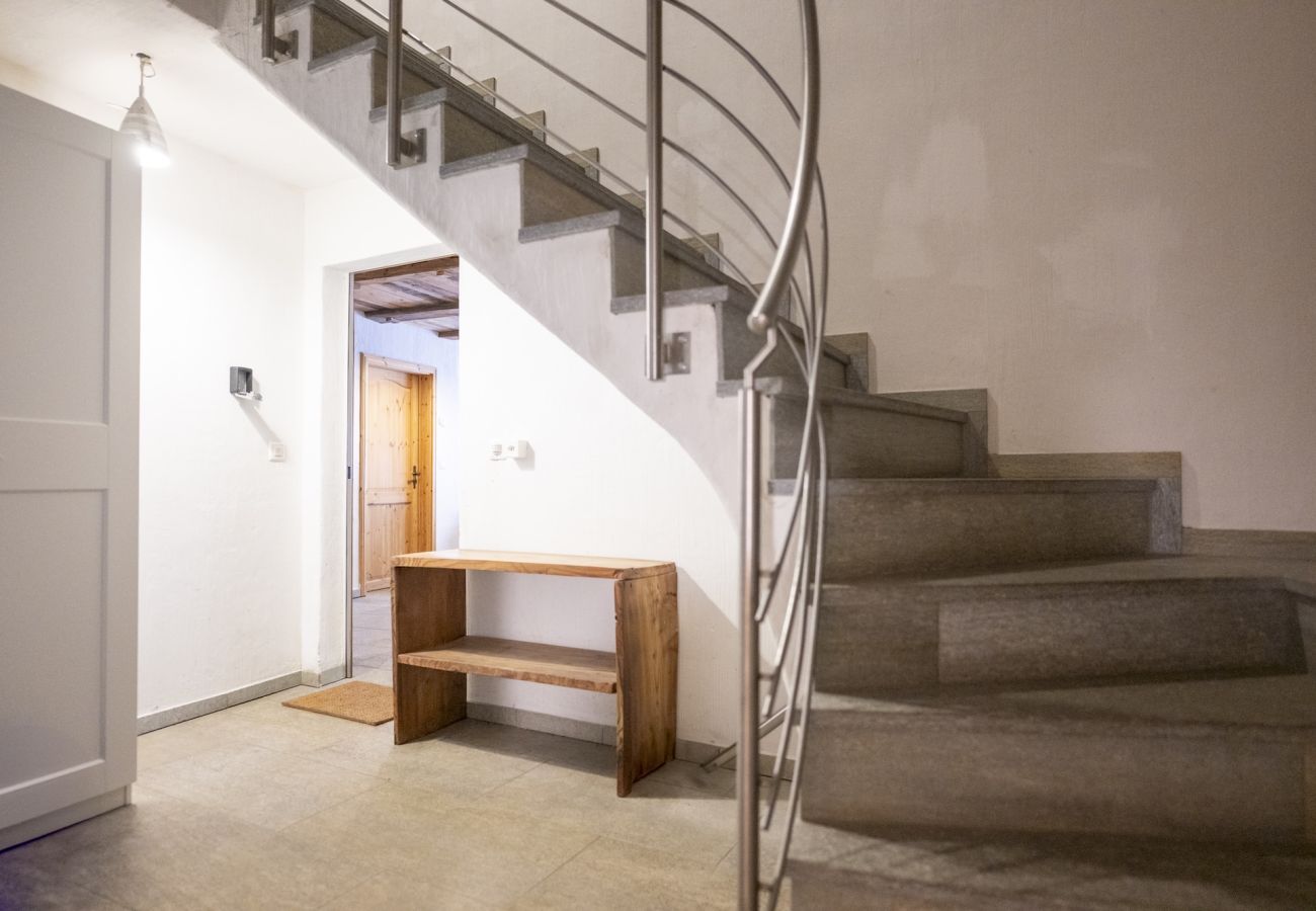 Ferienwohnung in Sent - Chasa Rustika: Moderne 3-Zimmerwohnung mit traditionellem Engadiner Flair in Sent