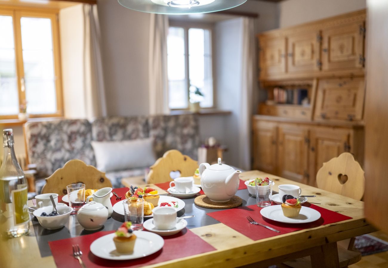 Ferienwohnung in Sent - Chasa Bügliet: Ferienwohnung im Dorfkern von Sent