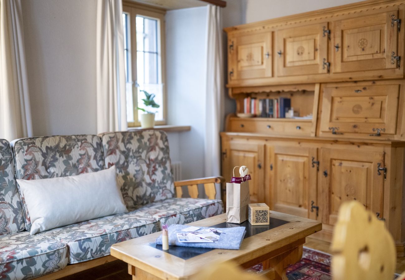 Ferienwohnung in Sent - Chasa Bügliet: Ferienwohnung im Dorfkern von Sent