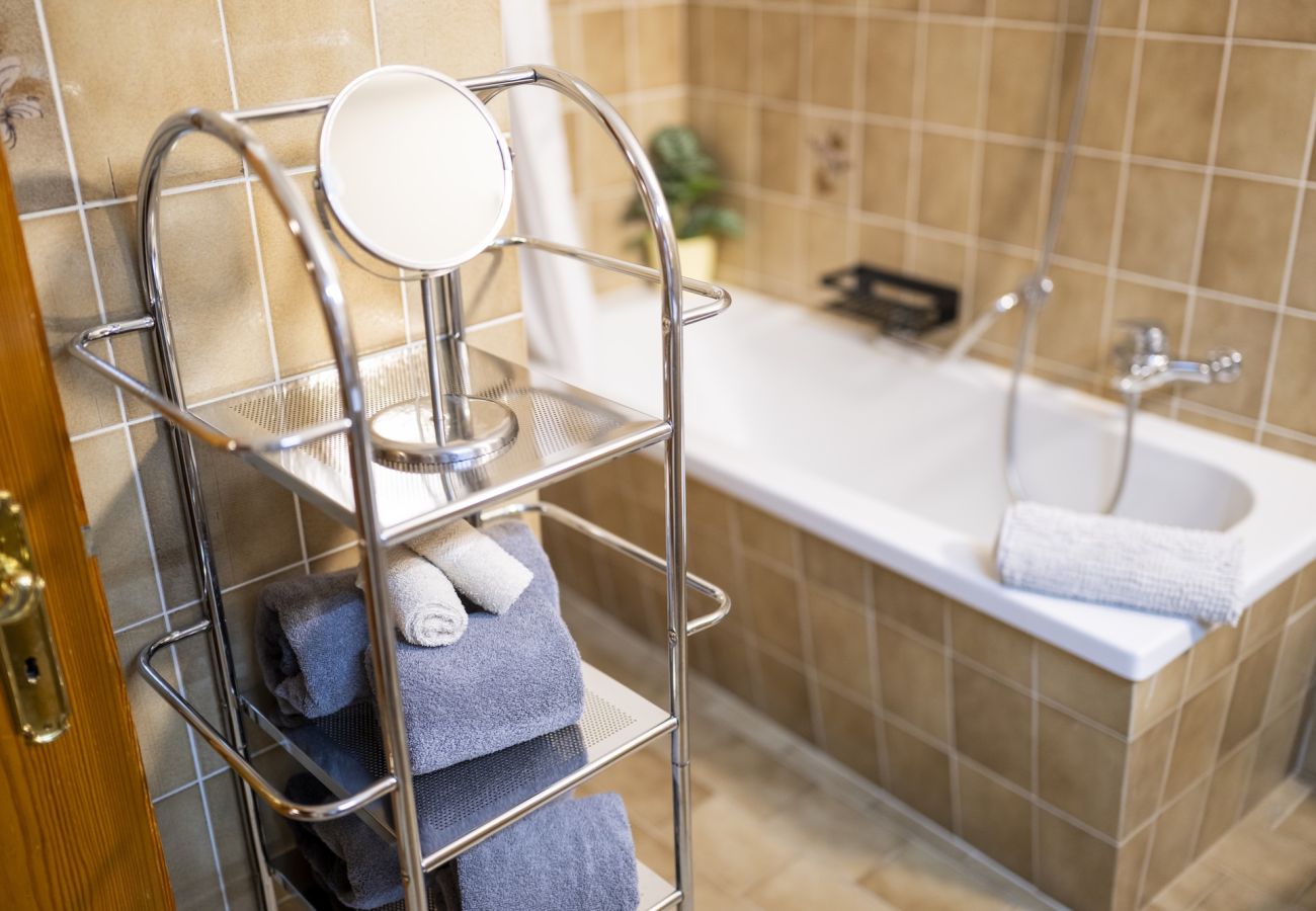 Ferienwohnung in Sent - Chasa Bügliet: Ferienwohnung im Dorfkern von Sent