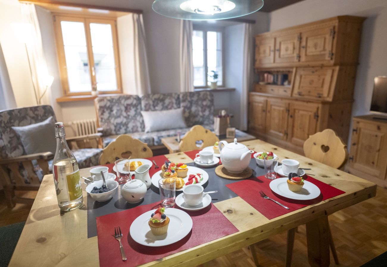 Ferienwohnung in Sent - Chasa Bügliet: Ferienwohnung im Dorfkern von Sent