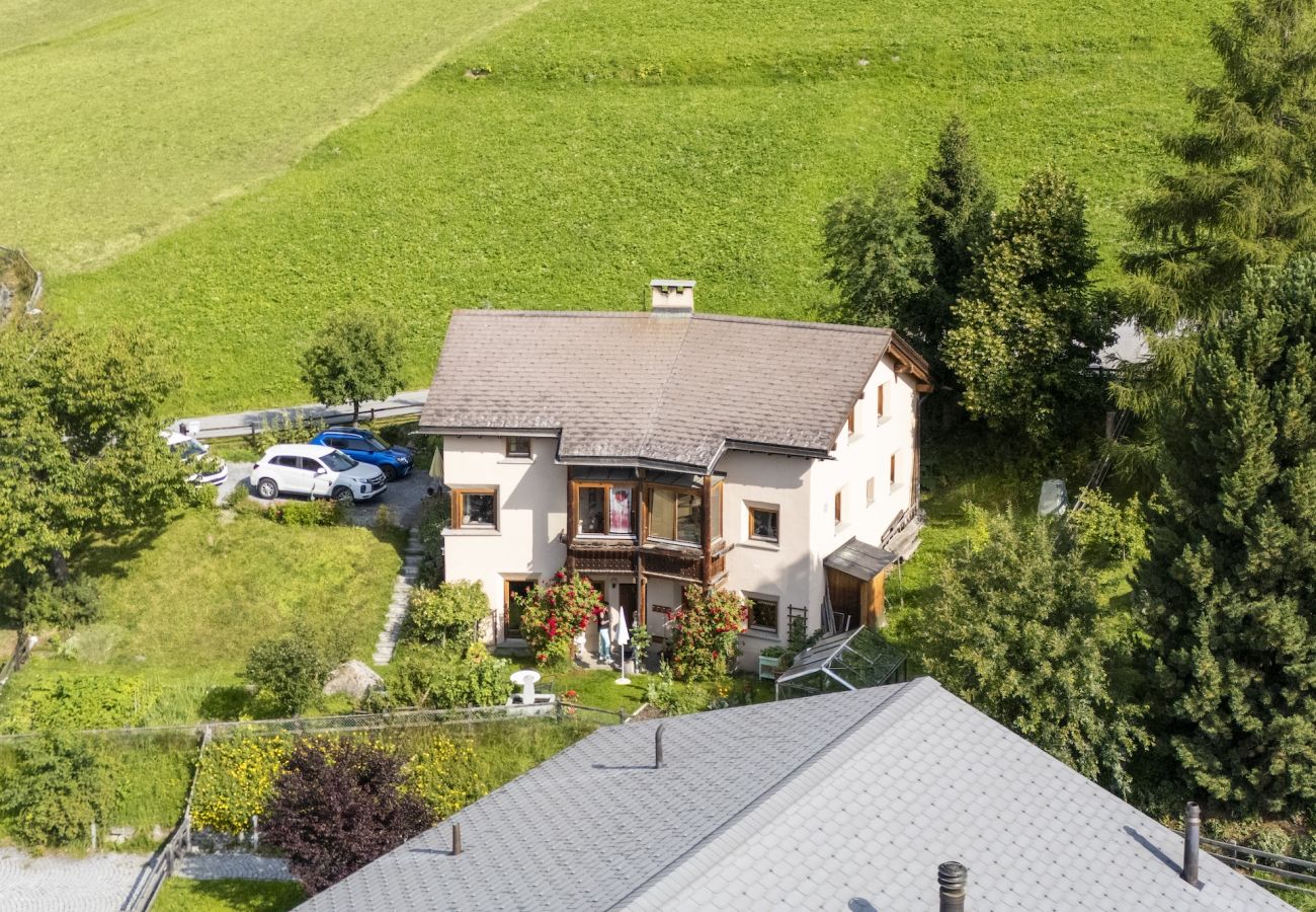 Studio in Ftan - Chasa Ulrica: Ruhige 1.5-Zimmerwohnung in Ftan mit Aussensitzplatz
