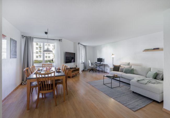 Ferienwohnung in Vulpera - Chasa Valbernard 4105: Grosszügige 3.5-Zimmerwohnung mit Komfort und Bergblick Ferienwohnung in Vulpera - Chasa Valbernard 4105: Grosszügige 3.5-Zimmerwohnung mit Komfort und Bergblick