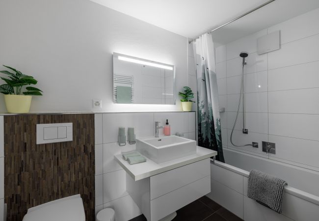 Ferienwohnung in Vulpera - Chasa Valbernard 4105: Grosszügige 3.5-Zimmerwohnung mit Komfort und Bergblick Ferienwohnung in Vulpera - Chasa Valbernard 4105: Grosszügige 3.5-Zimmerwohnung mit Komfort und Bergblick