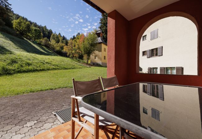 Ferienwohnung in Vulpera - Chasa Valbernard 4105: Grosszügige 3.5-Zimmerwohnung mit Komfort und Bergblick Ferienwohnung in Vulpera - Chasa Valbernard 4105: Grosszügige 3.5-Zimmerwohnung mit Komfort und Bergblick