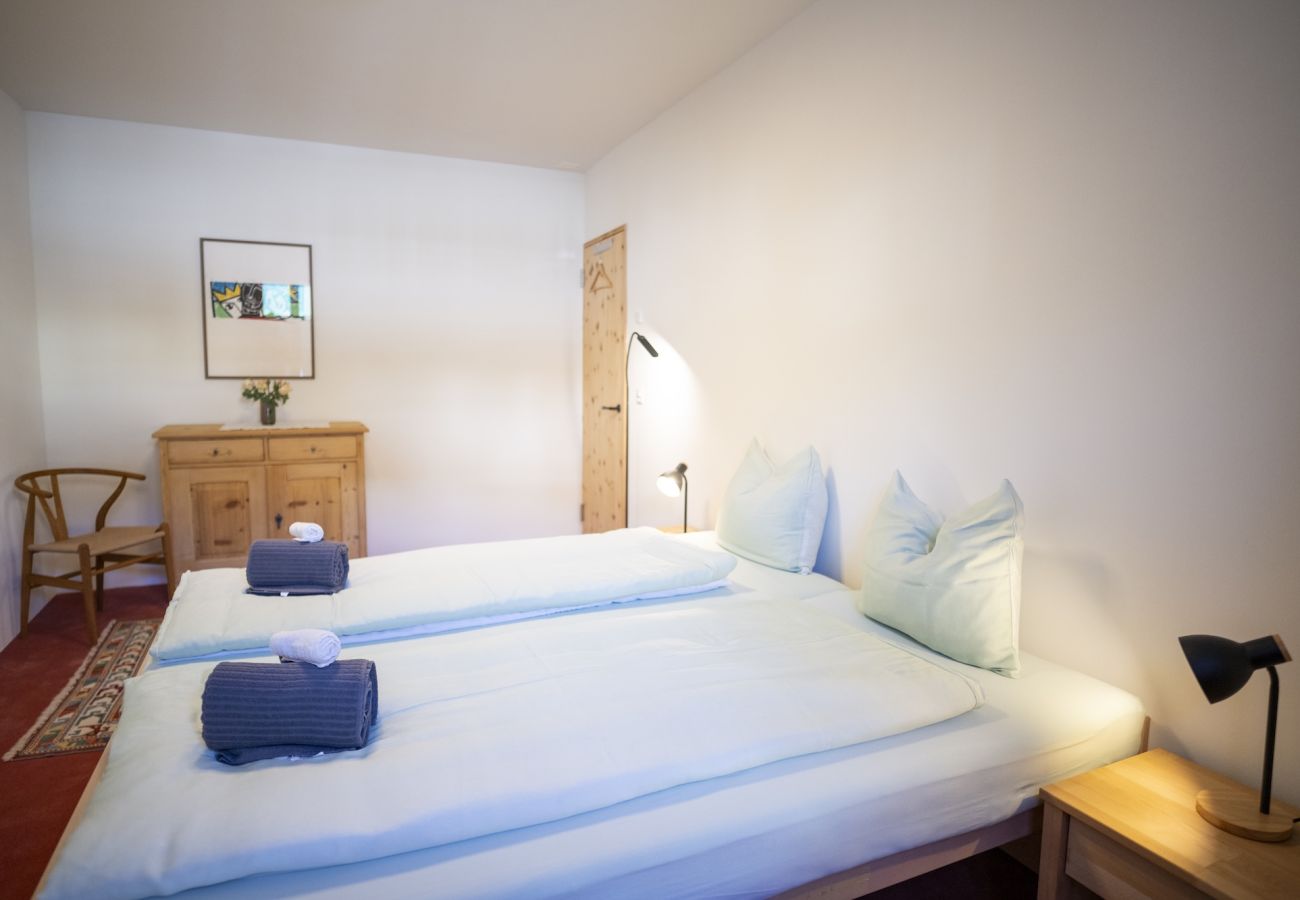 Ferienwohnung in Scuol - Chasa Stradun 203A – Zentrale 2-Zimmer-Ferienwohnung mit Balkon und Kamin in Scuol