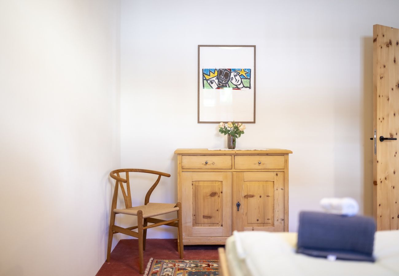 Ferienwohnung in Scuol - Chasa Stradun 203A – Zentrale 2-Zimmer-Ferienwohnung mit Balkon und Kamin in Scuol