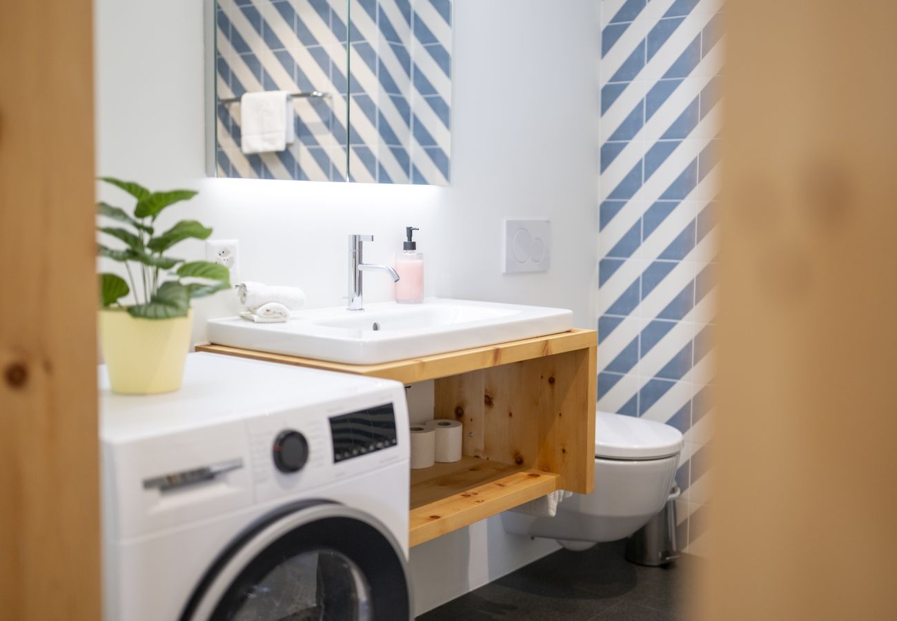 Ferienwohnung in Scuol - Chasa Stradun 203A – Zentrale 2-Zimmer-Ferienwohnung mit Balkon und Kamin in Scuol