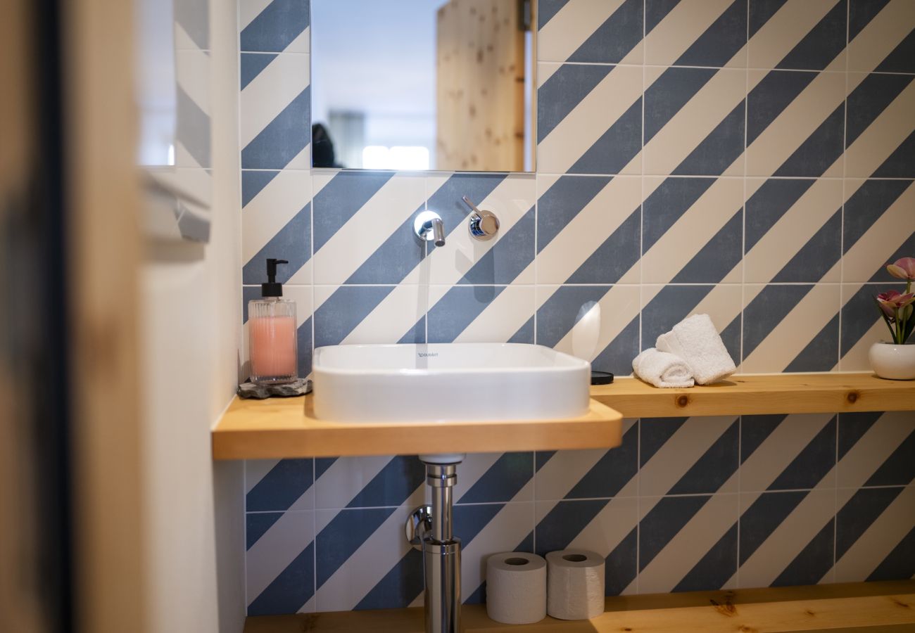 Ferienwohnung in Scuol - Chasa Stradun 203A – Zentrale 2-Zimmer-Ferienwohnung mit Balkon und Kamin in Scuol