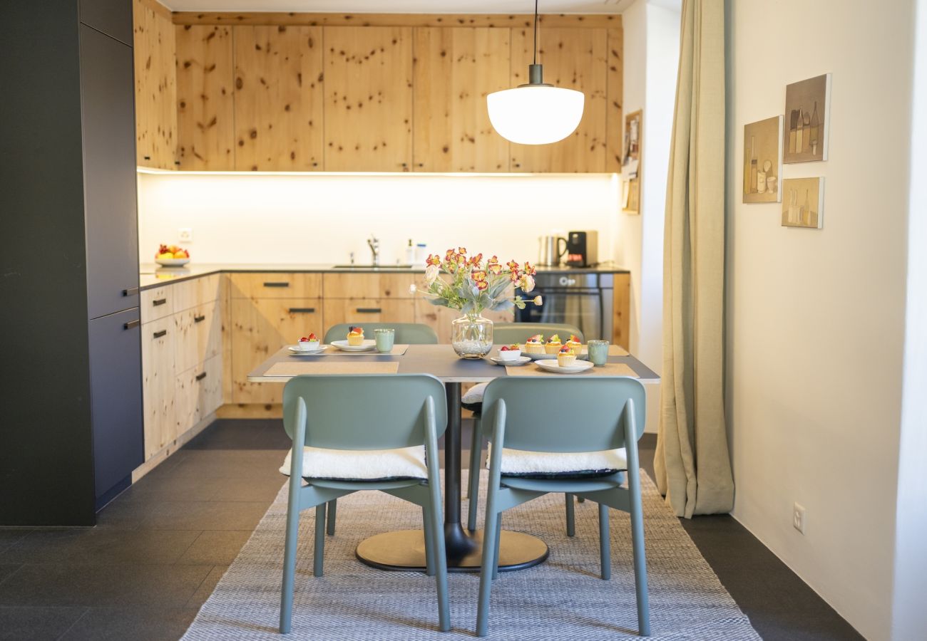 Ferienwohnung in Scuol - Chasa Stradun 203A – Zentrale 2-Zimmer-Ferienwohnung mit Balkon und Kamin in Scuol