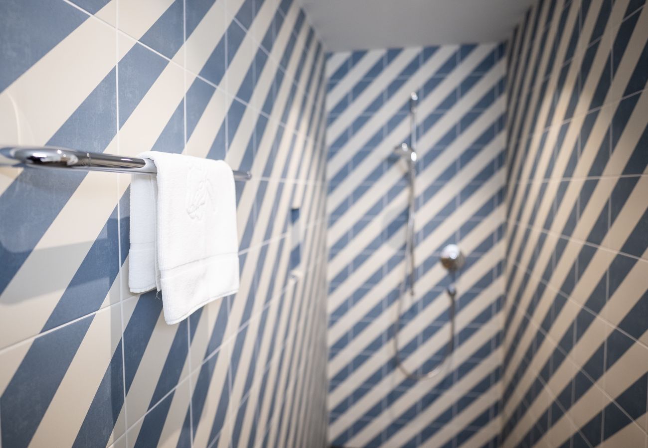 Ferienwohnung in Scuol - Chasa Stradun 203A – Zentrale 2-Zimmer-Ferienwohnung mit Balkon und Kamin in Scuol