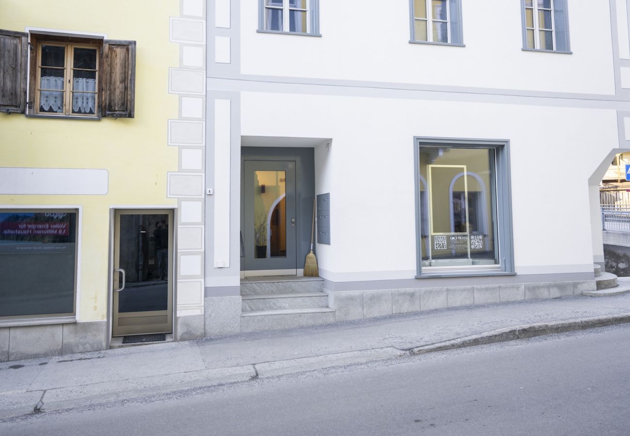 Ferienwohnung in Scuol - Chasa Stradun 203A – Zentrale 2-Zimmer-Ferienwohnung mit Balkon und Kamin in Scuol