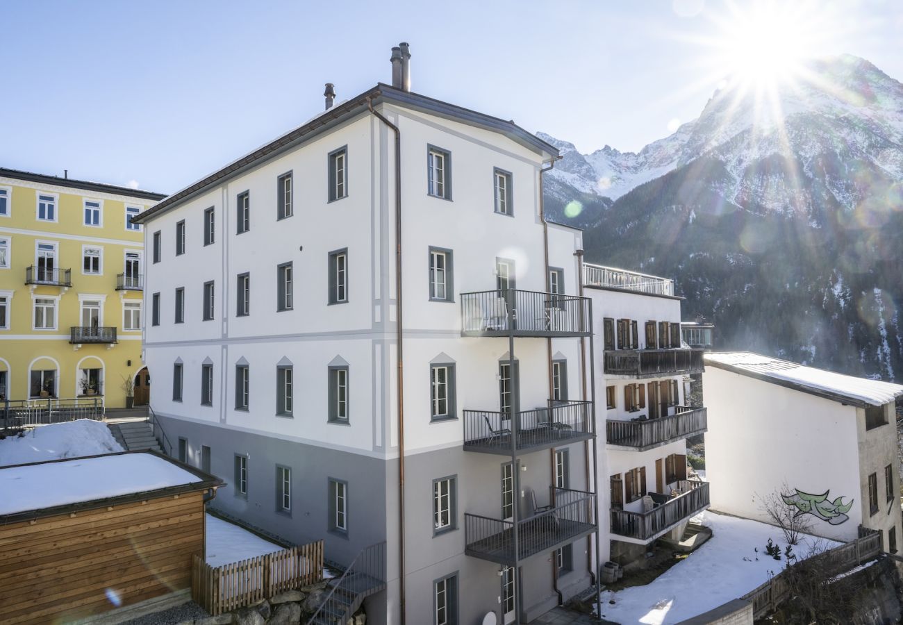 Ferienwohnung in Scuol - Chasa Stradun 203A – Zentrale 2-Zimmer-Ferienwohnung mit Balkon und Kamin in Scuol