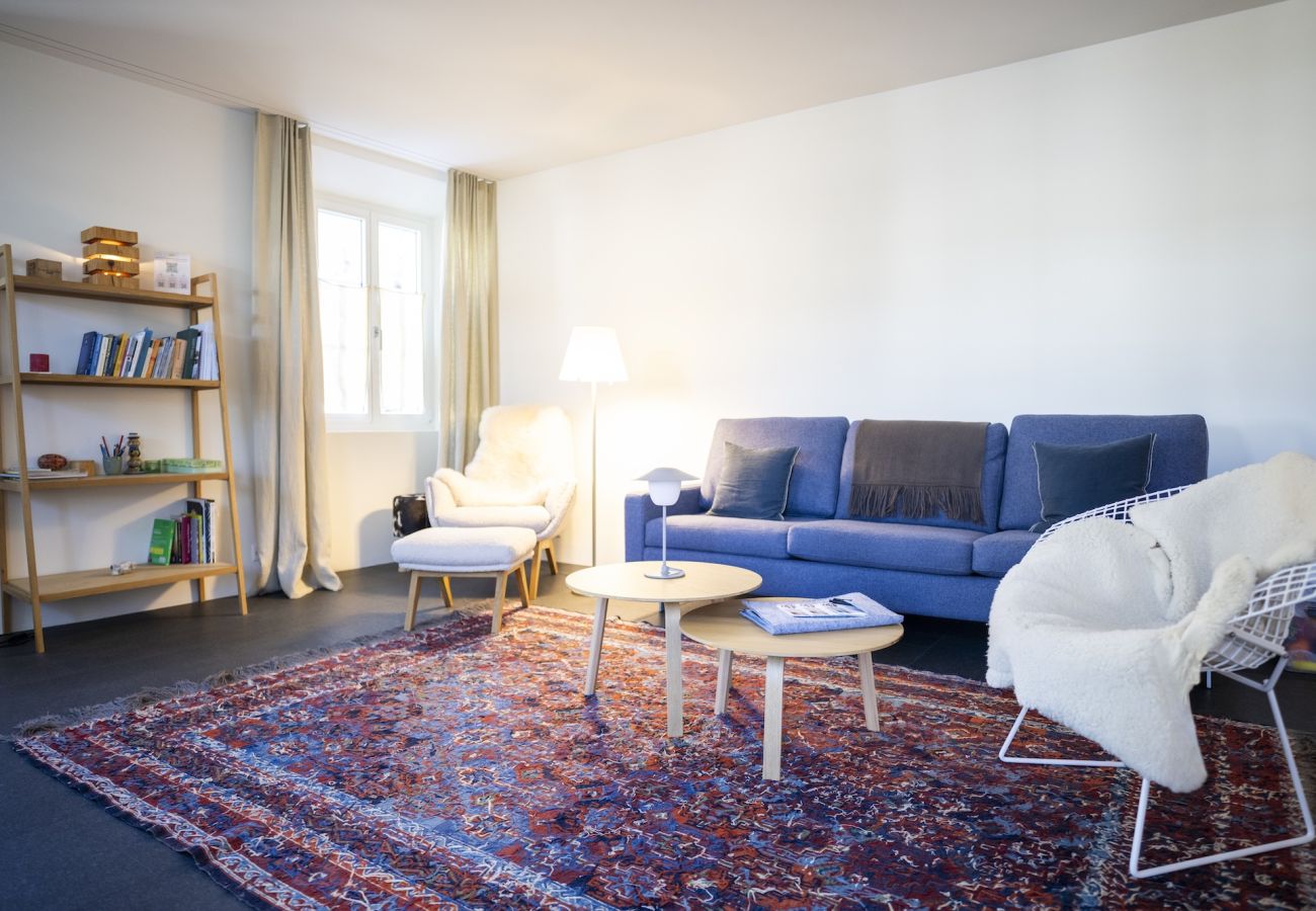 Ferienwohnung in Scuol - Chasa Stradun 203A – Zentrale 2-Zimmer-Ferienwohnung mit Balkon und Kamin in Scuol