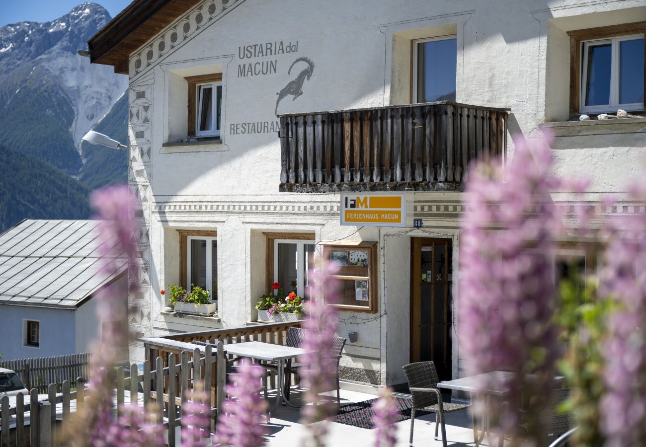 Ferienhaus in Tschlin - Chasa Macun – Grosszügiges Ferienhaus mit professioneller Küche im Bergdorf Tschlin