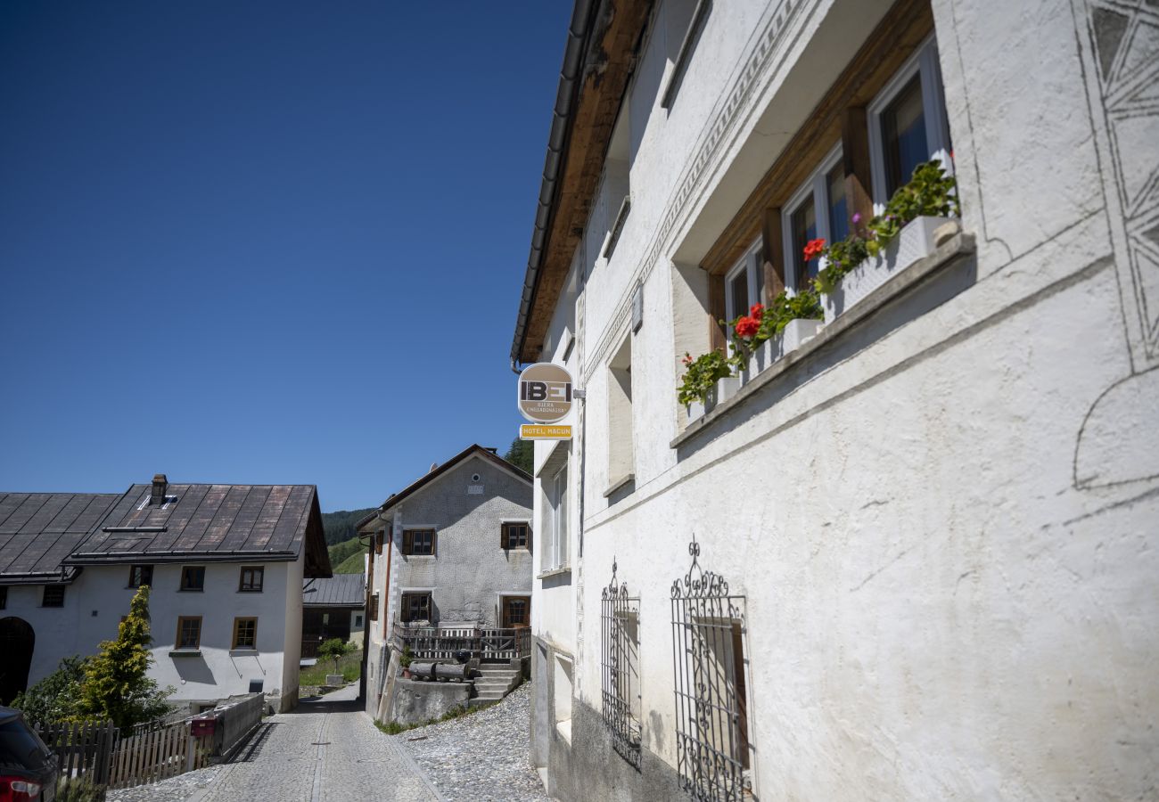 Ferienhaus in Tschlin - Chasa Macun – Grosszügiges Ferienhaus mit professioneller Küche im Bergdorf Tschlin